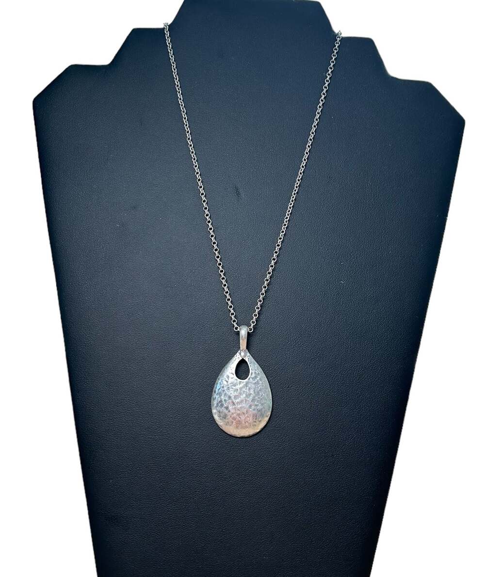 NEW Fashion Jewelry Silver Tone Necklace Hammered Teardrop Silver Tone Pendant